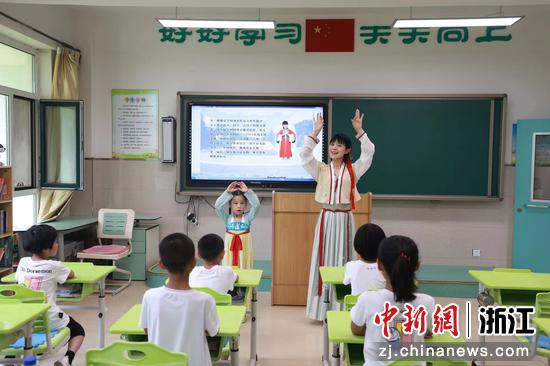 2022年7月29日，小一姐姐来到吉林省孤儿学校给孩子们国学启蒙课。本人供图