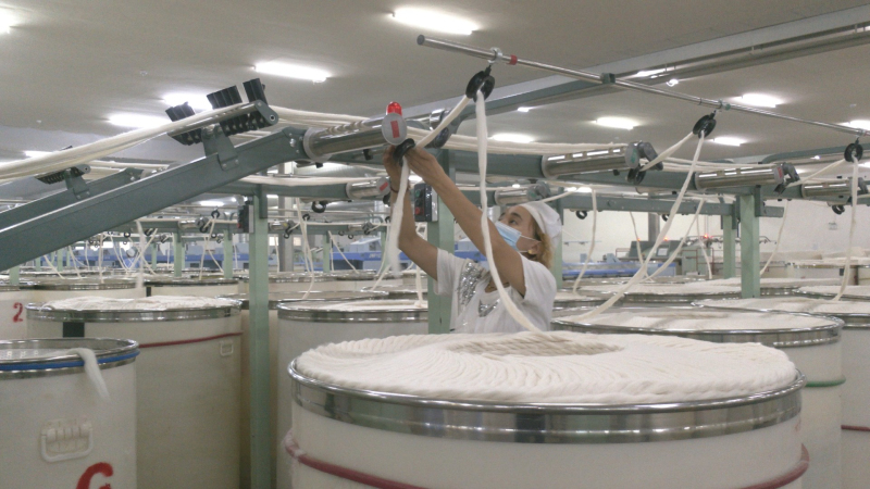 9月11日，走進尉犁縣工業園區巴州皓宇紡織有限公司車間，工人們正在忙著生產來自河北、江蘇的500噸棉紗訂單。汪志鵬 攝