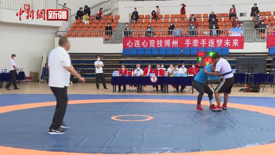 喀什摔跤队在民族运动会上大显身手