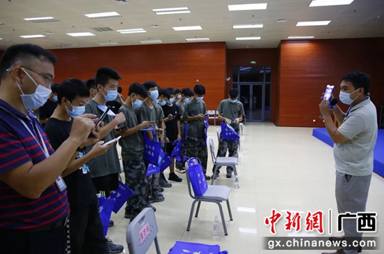 工作人员深入校园推广“反诈APP”。广西—东盟经开区供图
