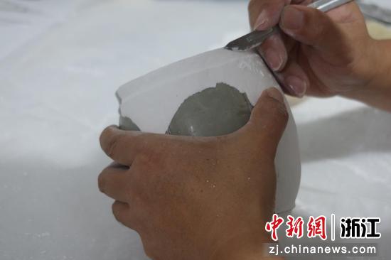 工人修复从沙埠青瓷窑址出土的瓷器碎片。董易鑫 摄