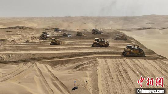 18台机车正在塔克拉玛干沙漠里作业。　赵志伟 摄