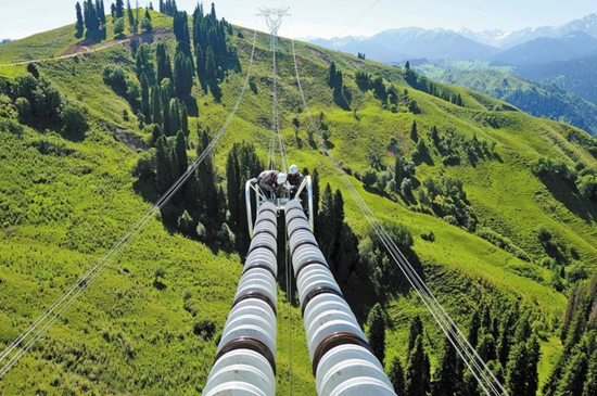 國網新疆電力員工驗收750千伏伊庫線跨越天山段線路。 富光明 攝
