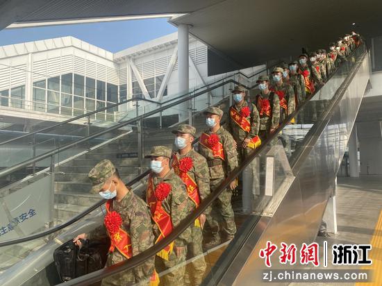 新兵战士到达列车站台 唐硕晗 摄