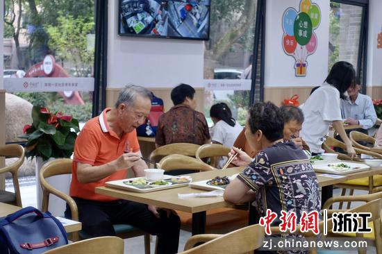 老人们在老年食堂就餐。钱晨菲 摄