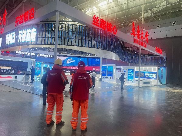 保电人员在新疆国际会展中心巡视检查。王锐铭 摄