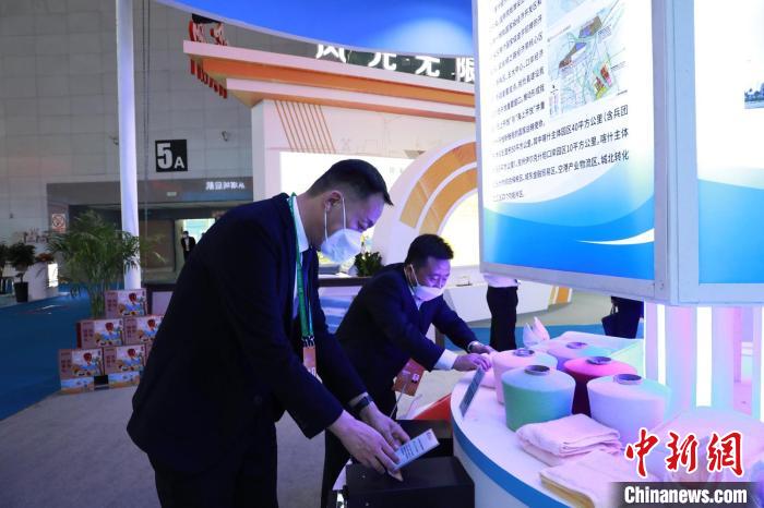 新疆喀什經濟開發區帶企業產品參展第七屆中國—亞歐博覽會，展現投資魅力?！埣t玲　攝