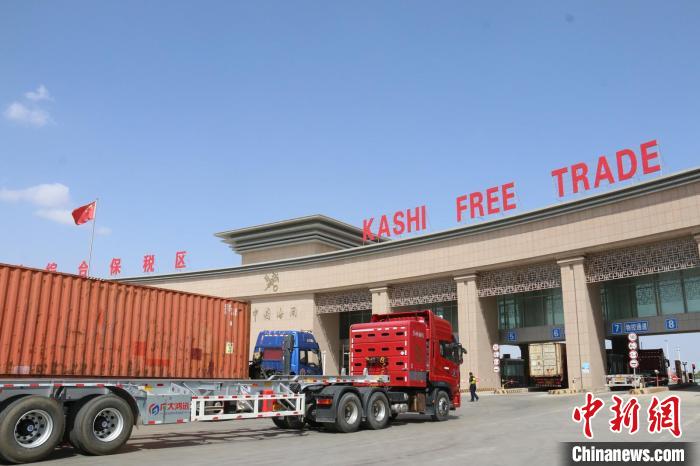 新疆喀什综合保税区今年外贸额破百亿元，同比增逾10倍。　喀什综合保税区供图
