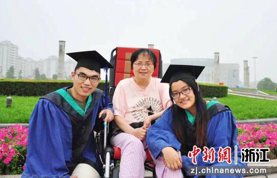 学业有成的章宬夫妇与母亲在一起。 德清县委宣传部供图