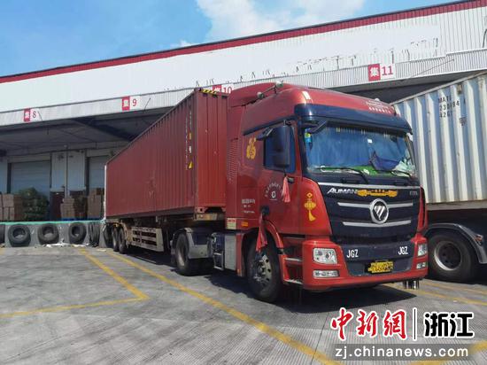 满载世界杯周边产品的集装箱卡车从义乌出发。 吴峰宇 摄