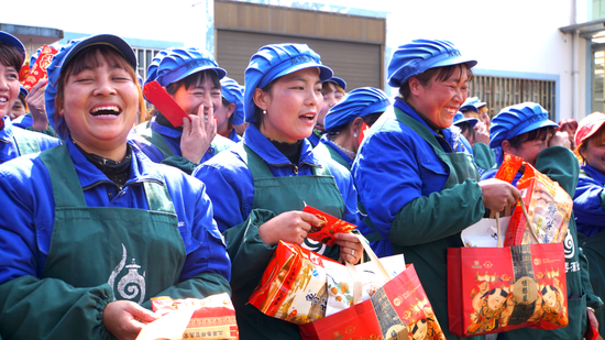 2018年春节，岩博酒业员工（多为岩博村民）领到“感恩红包”后喜笑颜开。
