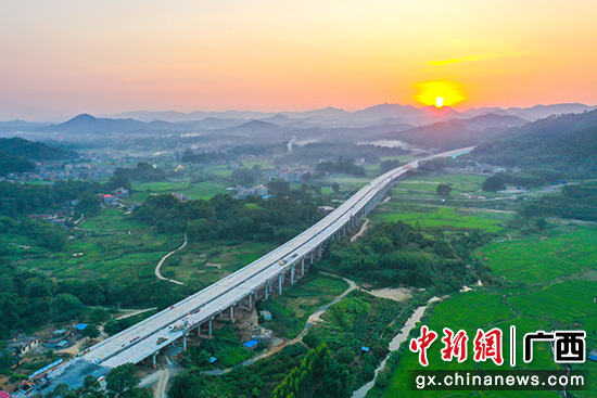 图为航拍的旧州江大桥建设美景。 王雕龙 摄