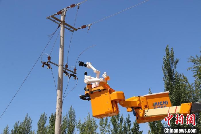 21日，新疆昌吉供电公司运用智能带电作业机器人在现场作业。　曾昭坤　摄