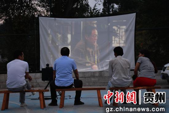 贵州台江：大银幕送到小村庄 乡村夜晚“有声有色”