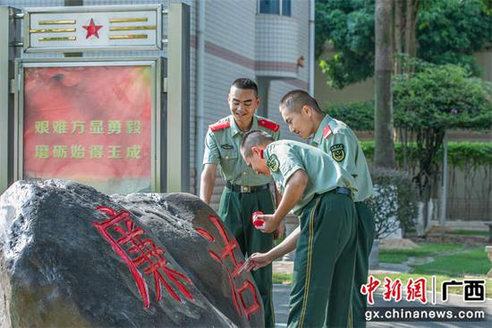 9月22日，新兵在老兵带领下为廉洁文化角描红。刘明 摄