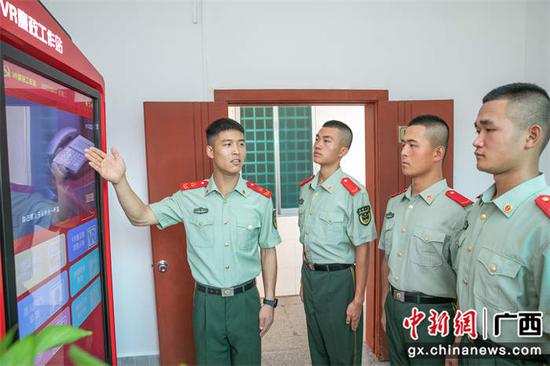 9月22日，班长为新兵介绍VR廉政工作站。刘明 摄