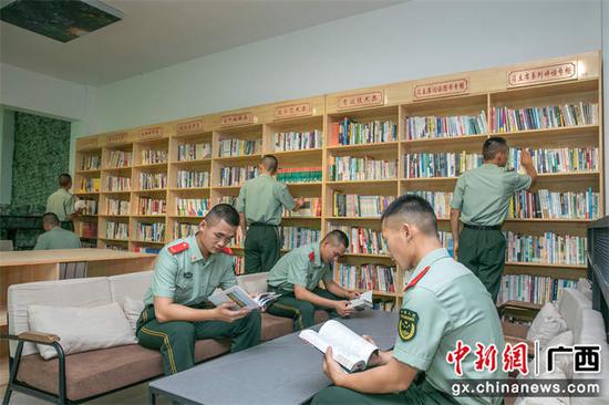 9月22日，新兵正在“书香军营‘进行学习。刘明 摄