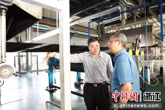 吴晓波（右1）去精工钢构企业展厅参观。 学校 供图