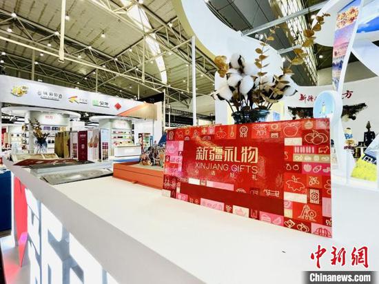第七届中国—亚欧博览会上，“新疆礼物”首次亮相。　刘英 摄