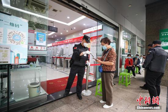9月22日，市民在中国工商银行一网点排队等待办理业务。日前，根据工作安排，贵阳经济技术开发区部分行业陆续复工复产。 瞿宏伦 摄