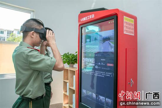 9月22日，新兵利用VR实景体验。刘明 摄