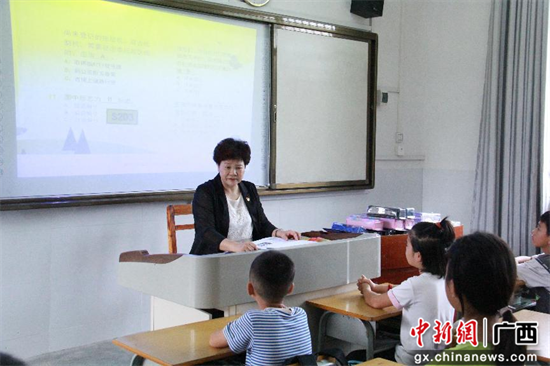 李凤云为小学生讲授农机安全知识。