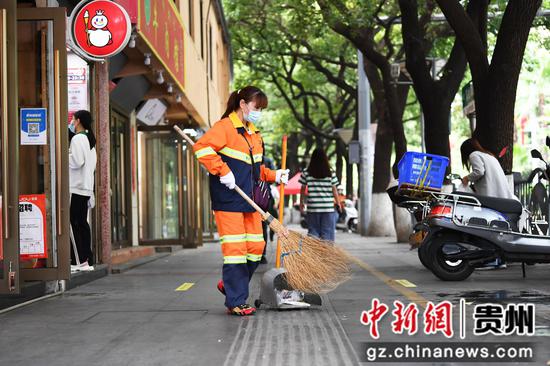 9月24日，环卫工人在贵阳市南明区瑞金路打扫卫生。