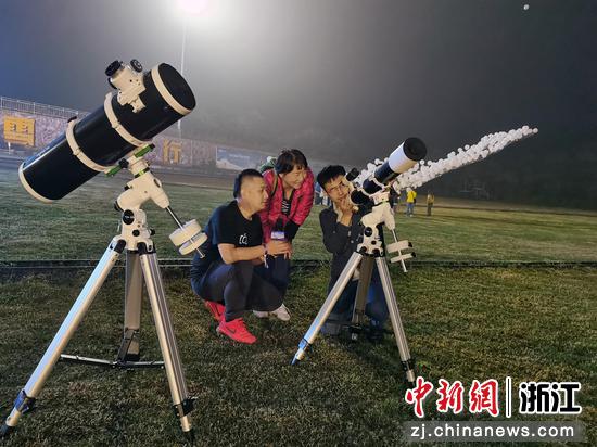 游客通过天文望远镜观察星空 徐宏 摄