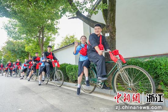 新郎戴着大红花，踩着自行车载着自己的新娘 吴拯 摄