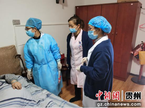 图为张丽栊（左一）与医生、护士在询问老人身体状况。
