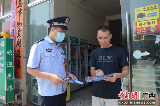 图为卢天汉向群众开展安全防范知识的宣传。警方供图