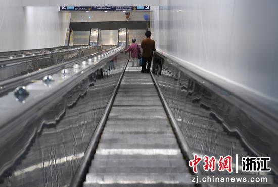 市民乘坐扶梯进入杭州地铁19号线站台。 王刚 摄