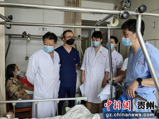 查房，病人与医生交流也是治疗的一部分。贵州省人民医院供图