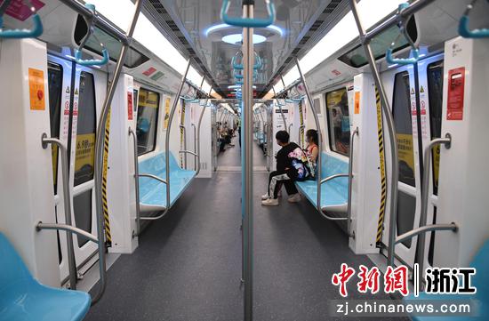 杭州地铁19号线车厢内部。 王刚 摄
