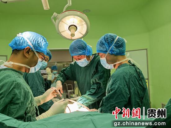 手术室里紧张的手术。贵州省人民医院供图
