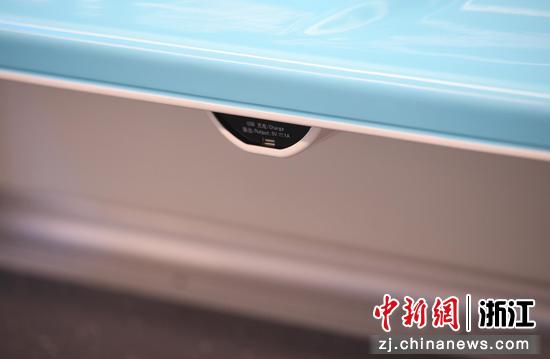 杭州地铁19号线列车座椅下设置了USB充电口。 王刚 摄