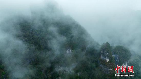 9月25日，置身世界自然遗产地贵州省施秉云台山巅，极目远眺，群峰在茫茫云海中时隐时现，一幅幅流动的美丽画圈展现在面前。大雨过后，云台山云雾缭绕，犹如一幅水墨画。 孙超 摄