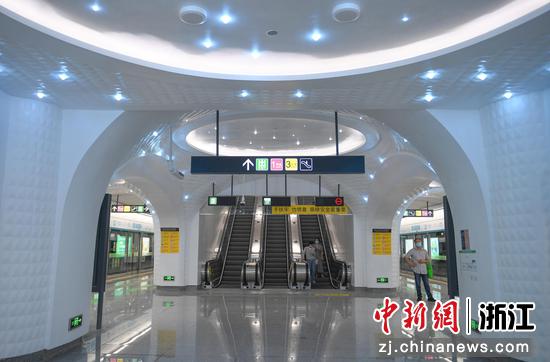 市民在西湖文化广场站换乘杭州地铁19号线。 王刚 摄