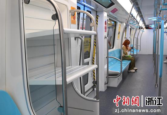 杭州地铁19号线车厢内设置了行李架。 王刚 摄