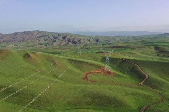电网工程柔性展放导线 守护新疆天山生态