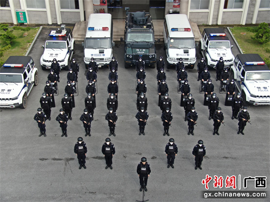 图为该总站移民管理警察开展“百日行动”誓师。广西边检总站供图