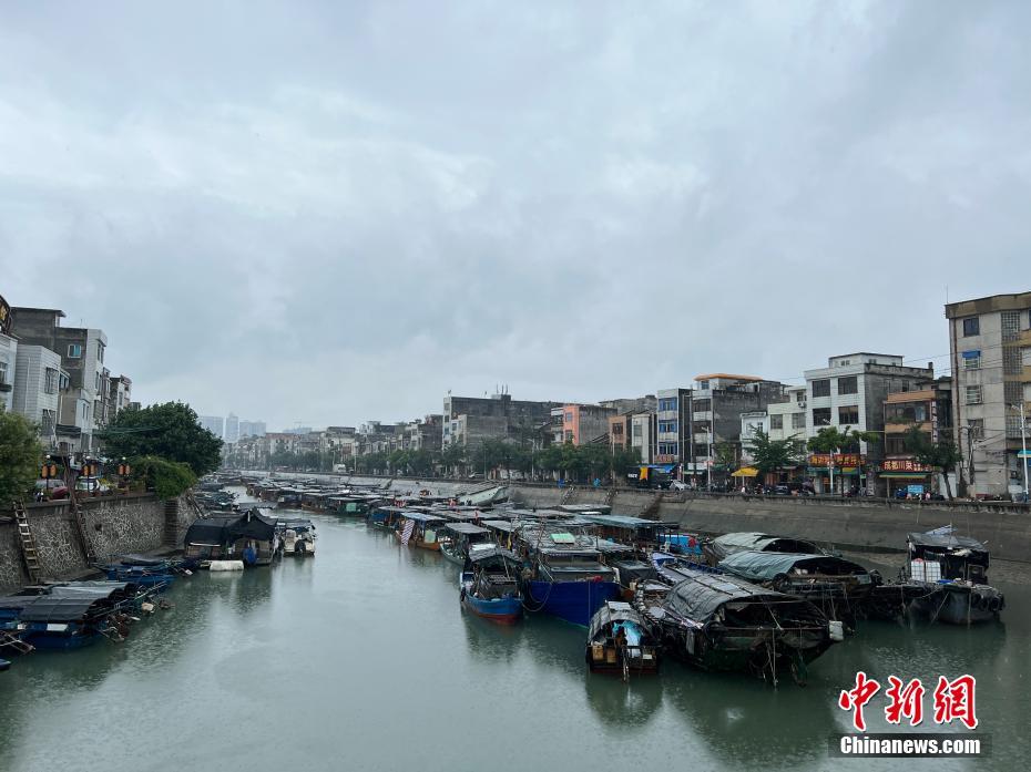 广西北部湾渔船港中避台风“奥鹿”