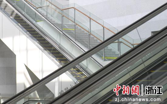 桐庐东站的扶梯呈现空间交错感。 王刚 摄