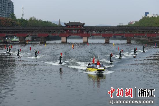 浙江省运动会火炬水上传递现场。 沈云建 摄