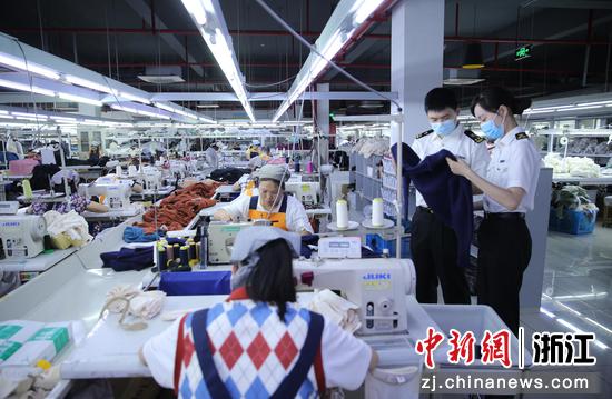湖州海关关员在纺织服装企业调研 谢颖 摄