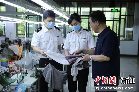 湖州海关关员在纺织服装企业调研  谢颖 摄