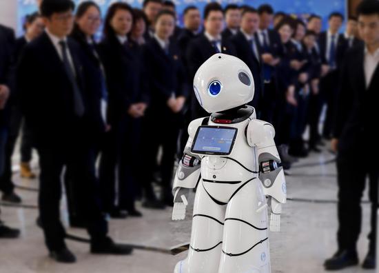 乌鲁木齐供电公司智能机器人“吾电”进行业务讲解。王晋魁 摄