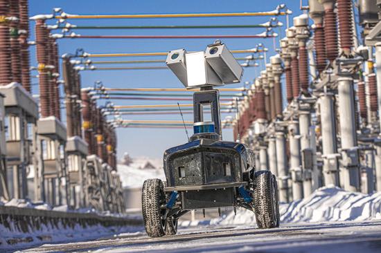 在新疆乌鲁木齐220千伏老满城变电站内，一台智能机器人在零下26℃低温下对变电设备进行巡检，确保当地居民生产生活正常用电。王晋魁 摄