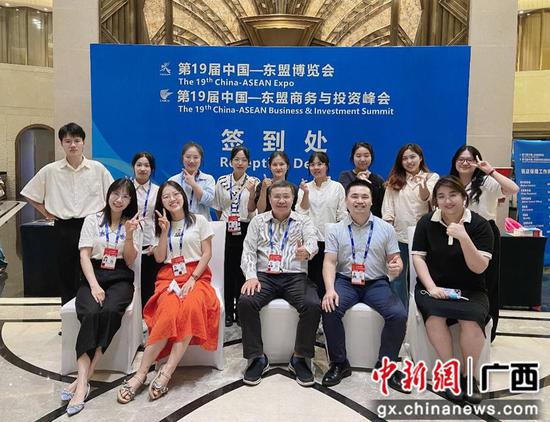 通识教育学院教师赵冬芸（一排左一）参与“两会”的相关筹备工作。广西艺术学院供图