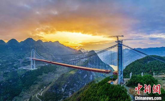 贵州在建的第二大跨度峡谷区悬索桥桐梓河特大桥顺利合龙
